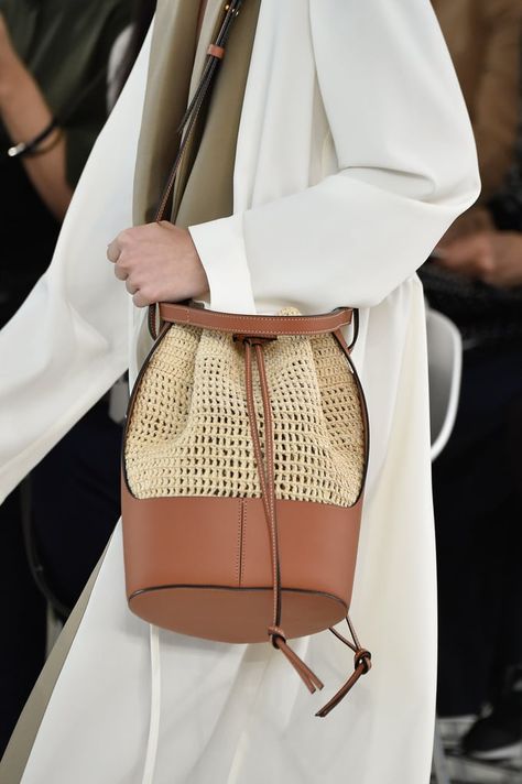 Spring Bag Trends 2020: Basket Case 2023 Bag Trends, Strand Outfit, Rattan Bags, Spring Summer Fashion Trends, Arm Accessories, Branded Outfits, 2024 Fashion Trends, Leather Ideas, Spring Bags