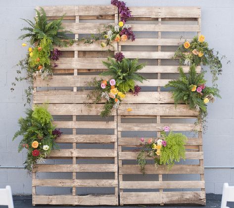 Decor Photobooth, Diy Fotokabine, Diy Wedding Photo Booth, Pallet Backdrop, Yard Oasis, Industrial Wedding Inspiration, Cheap Wedding Decorations, Rustic Easter, Pallet Wedding