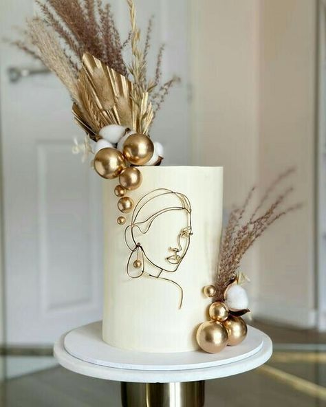 Gold Birthday Cake For Women, Girly Cakes For Women, Women Cake Ideas, 30th Birthday Cake For Women Elegant, Beautiful Cake Design Birthdays, 40 Th Birthday Cakes, Woman Cake Ideas, Modern Cake Design Unique, Face Cake Ideas