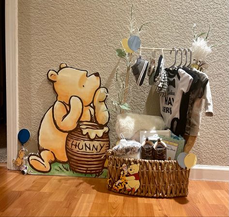 Winnie The Pooh Basket Ideas, Winnie The Pooh Baby Gift Basket, Winnie The Pooh Baby Shower Gifts, Winnie The Pooh Baby Shower Gift Ideas, Winnie The Pooh Gift Basket, Winnie The Pooh Diaper Cake, Pooh Bebe, Winnie Poo, Fancy Baby Shower