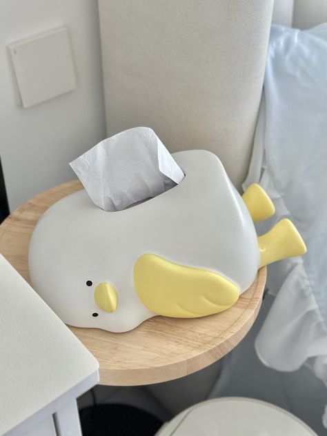 Made with high-quality ceramic, this tissue box features a playful design of a lazy duck. Add a touch of personality to your space while conveniently keeping tissues within reach. Say goodbye to boring tissue boxes and hello to a charming conversation piece. Guaranteed to make you smile! Material:CeramicSize:28.5cm(L)*19cm(W)*12cm(H) (1 inch=2.54cm) Cute Duck Decor, Cute Tissue Holder, Cool Things To Add To Your Room, Tissue Box Diy Ideas, Duck Home Decor, Cute Clay Room Decor, Ceramic Cute Ideas, Cute Items Aesthetic, Cute Decor For Your Room