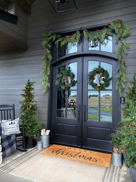 Ranch House Exterior, Christmas House Tour, Exterior Christmas, Home Bunch, Christmas Fireplace Decor, Modern Ranch, Christmas Front Porch, Christmas Porch Decor, Christmas Themes Decorations