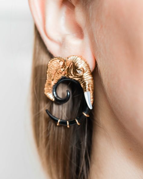 Beautiful black horn jewelry design by Lotus Arts De Vivre in these gold elephant earrings. Discover more animal jewelry ideas on GEMOLOGUE luxury jewelry blog! #jewelryart #luxuryjewelry #blackhorn #goldearrings Living In The Jungle, Animal Themed Jewelry, Rare Jewelry, Horn Jewelry, Gold Elephant, Elephant Earrings, Gold Earrings Designs, Brass Earrings, Animal Jewelry