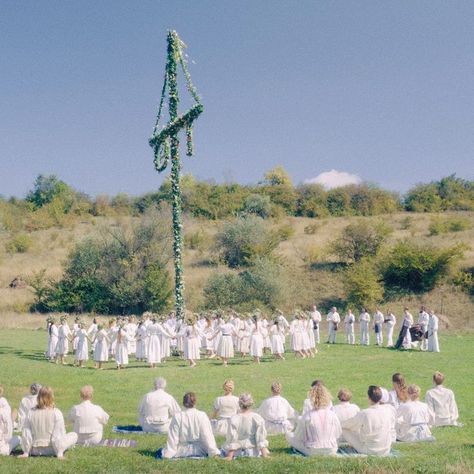 Midsommar (2019) Ari Aster Midsommar Aesthetic, Father And Girl, Beautiful Cinematography, Girl Movies, Psychological Horror, Wes Anderson, Love Movie, Film Stills, Aesthetic Movies