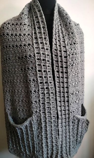 The Lazy Hobbyhopper: Crochet pocket shawl - free pattern Crochet Pocket Shawl, Prayer Shawl Crochet Pattern, Modern Haken, Poncho Au Crochet, Crochet Prayer Shawls, Crocheted Clothes, Pocket Shawl, Crochet Shawl Free, Crochet Pocket