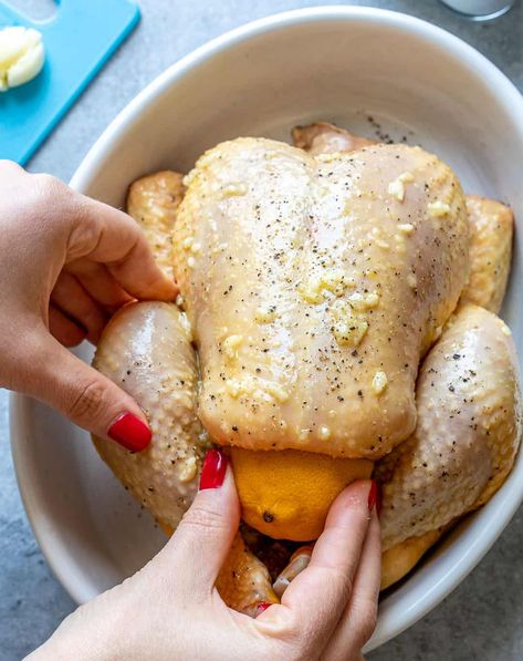 placing lemon in whole chicken before baking Whole Chicken In Oven, Chicken Casserole Dishes, Garlic Oven, Oven Roasted Whole Chicken, Roasted Whole Chicken, Whole Baked Chicken, Chicken Roast, Cooking Whole Chicken, Fitness Meals