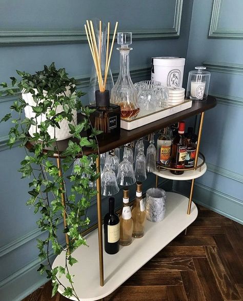 Mini Bar Trolley Ideas, Living Room Mini Bar Ideas, Home Bar Trolley Ideas, At Home Bar Cart Ideas, Mini Cocktail Bar Home, Apartment Decorating Bar Carts, Apartment Mini Bar Ideas, Bar Cart Room Ideas, Bar Cart For Bedroom