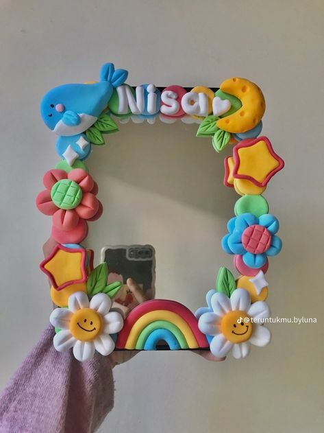 Clay Mirror Art Diy, Mirror Art With Clay, Clay Mirror Decor, Mirror Decorating Ideas With Clay, Mirror And Clay Art, Clay Crafts Mirror, Mirror Decor With Clay, Moldit Clay Art Easy, Clay Mirror Ideas