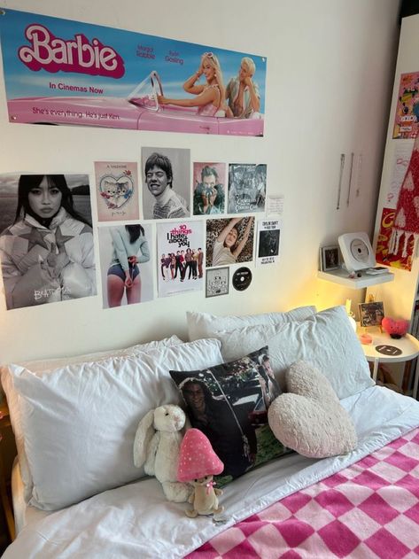 Barbie Room Aesthetic, Girl Bedrooms Aesthetic, Teenage Room Aesthetic, Teenage Girl Bedrooms Aesthetic, Adult Room Decor, Bedrooms Aesthetic, Barbie Poster, Teenager Room, Bedroom Makeovers