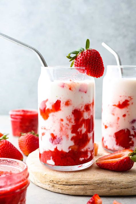 Strawberry Milk Drink, Strawberry Milk Recipe, Korean Strawberry Milk, Korean Strawberry, Strawberry Cheesecake Salad, Cute Treats, Recipes Korean, Cute Drinks, Dessert For Summer