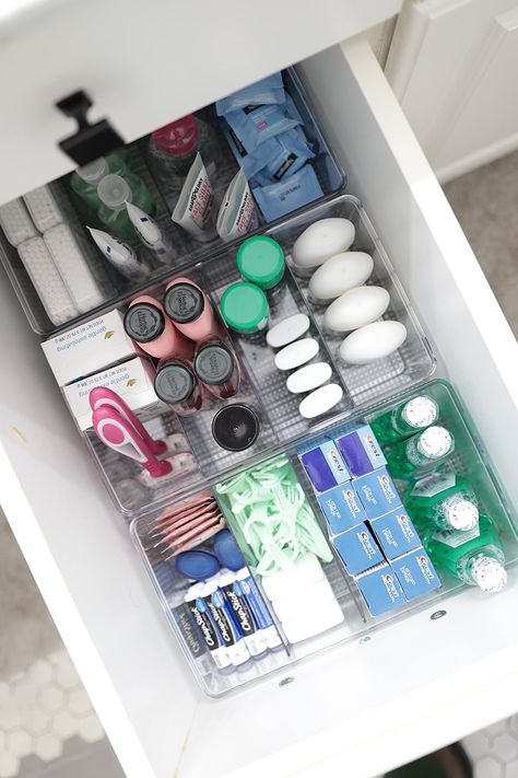 Guest Bathroom Drawer Organization, Bathroom Organization Aesthetic, Guest Bathroom Organization, French Country Apartment, Food Organisation, Bathroom Organizing, Bathroom Drawer Organization, Camper Interior Design, Room Organization Bedroom