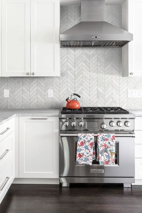 White Kitchen Marble Backsplash, Gray Kitchen Backsplash, Chevron Backsplash, Pearl Backsplash, White Tile Kitchen Backsplash, Backsplash For White Cabinets, Brick Backsplash Kitchen, 2022 Kitchen, White Kitchen Backsplash