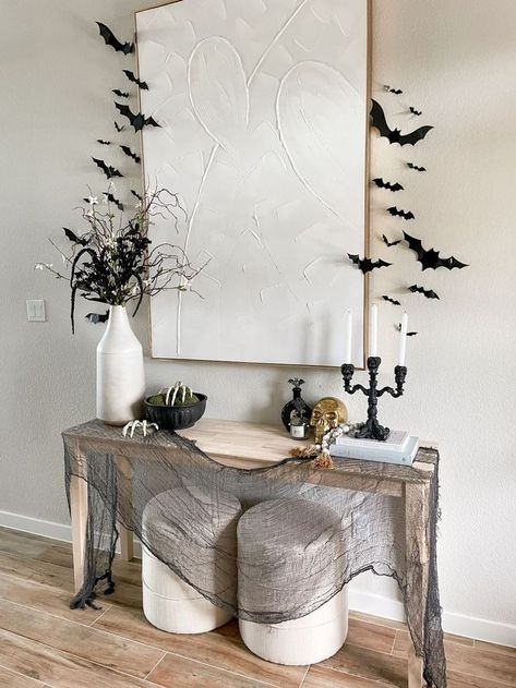 From strategically placed pumpkins to carefully curated cobwebs, the right Halloween decorations can get your space in the spooky spirit. Luxury Halloween, Halloween Entryway, Elegant Halloween Decor, Minimalist Halloween, Classy Halloween, Elegant Halloween, Chic Halloween, Halloween Wall Art, Halloween Inspo