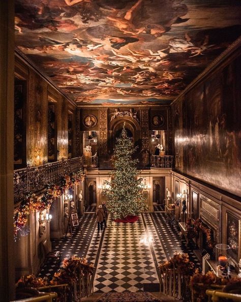 Peak District Buildings on Instagram: “Chatsworth House • 📸 @whatstacydid • • • • • • • • #PeakDistrictBuildings #PeakDistrict #PeakDistrictNationalPark…” English Country Cottages, English Houses, England Aesthetic, Palace Interior, Chatsworth House, Winter Palace, Stately Home, Decorating With Pictures, Christmas Display