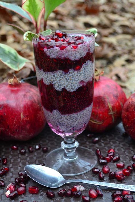 This Pomegranate & Vanilla Layered Chia Pudding is Dazzling - Azure Standard Pomegranate Dessert, Chia Puddings, Chia Pudding Recipes Healthy, Azure Standard, Chia Recipes, Vanilla Chia Pudding, Savory Dessert, Chia Pudding Recipe, Pomegranate Recipes