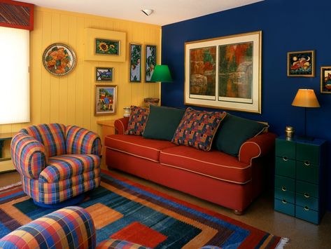 This room is like the primary colors vomited on the walls. It is very intense, however displays a use of triadic color very vividly. Flowers Bedroom Decor, Bedroom Decor Ideas For Couples Romantic, Bright Color Decor, Interior Design Color Schemes, Decor Color Schemes, Yellow Home Decor, Living Room Color Schemes, Yellow Interior, Easy Canvas