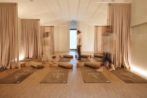 Meditation studios in Sydney and Melbourne, MYND and Mirosuna, mimic luxury gym model Yoga Place Design, Modern Meditation Space, Yoga Center Design, Yoga Room Design, Yoga Place, Hot Yoga Studio, Luxury Gym, Gym Model, Meditation Studio