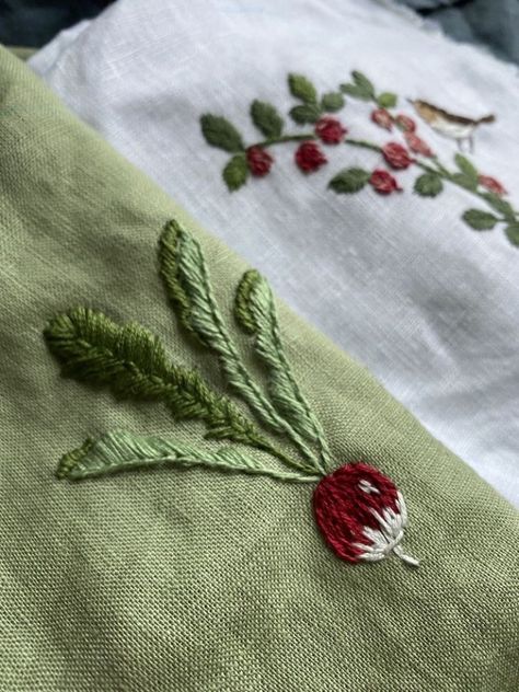 Embroidery Napkins, Embroider Ideas, Bee Embroidery, Baby Bonnets, Embroidered Art, Hand Embroidery Projects, Embroidery On Clothes, 자수 디자인, Hand Embroidery Art