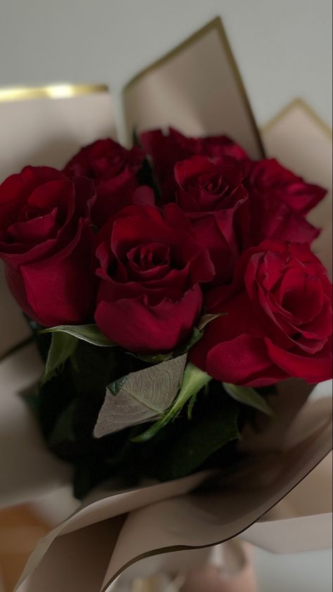 Red Rose Bouquet Aesthetic, Roses Aesthetic Bouquet, Rose Bouquet Aesthetic, Red Flower Wallpaper, Red Roses Bouquet, Rose Flower Pictures, Flowers Instagram, Aesthetic Roses, Red Rose Bouquet