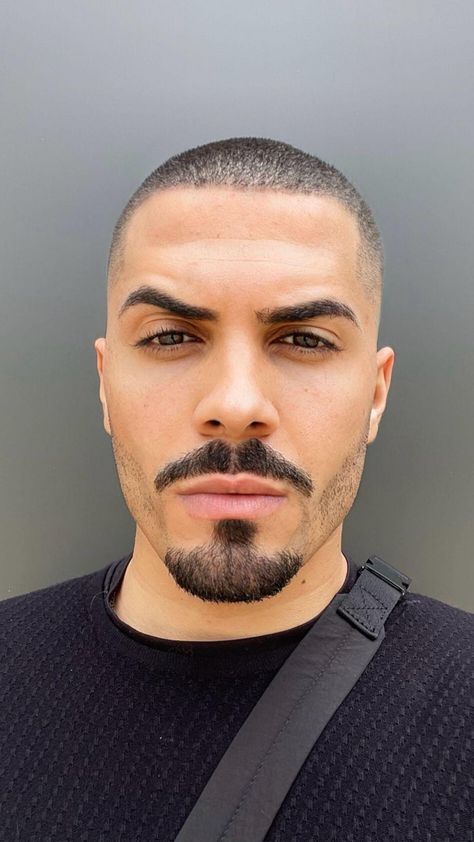 Mens Mustache Styles, Goatee And Mustache Style, Goatee Beard Styles, Lucas Alves, Man Haircuts, Facial Hair Styles, Shaved Head With Beard, Beard Ideas, Chin Beard