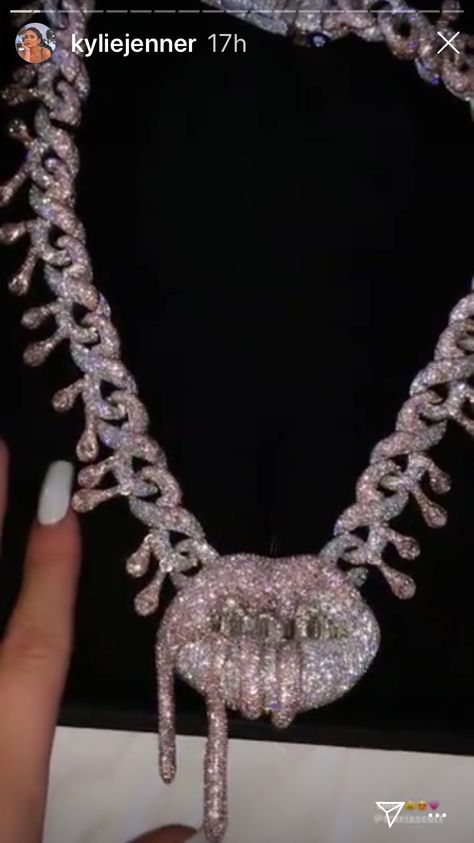 Kylie Jenner 22 Bday gift 081019 Kylie Jenner Necklace, Kylie Jenner Jewelry, 22 Bday, Kylie Jenner Blonde, Giraffe Neck, 22 Birthday, Jack Of All Trades, Bday Gift, Johnson Family