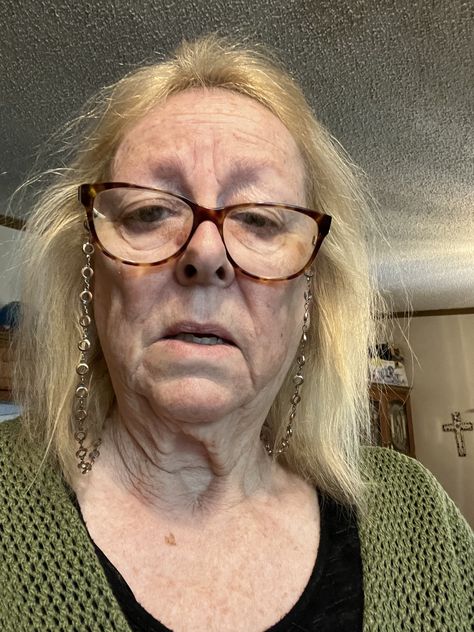 Old Woman Selfie, Tess Taylor, Old Lady Pics, Bodyweight Back Workout, Granny Glasses, Fridge Photos, Benz Sls, Middle Aged Woman, Women Looking For Men