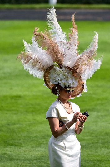 Mad Hat, Royal Ascot Hats, Derby Outfits, Funky Hats, Pretty Hats, Couture Hats, Ascot Hats, Day At The Races, Races Fashion