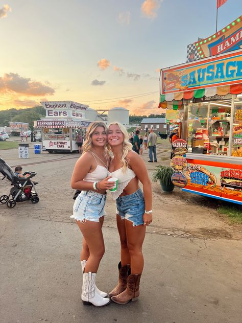 Railbird Outfits, Megan Moroney Outfits Concert, Country Outfits Shorts, Country Concert Outfit Brown Boots, Country Outfits Concert, Country Fair Outfits, Country Concert Pictures, Cute Country Outfits For Concert, Bailey Zimmerman Concert