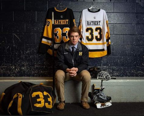 Team Hockey Picture Ideas, Senior Pictures Hockey Photo Ideas, Hockey Goalie Senior Pictures, Hockey Senior Pics, Ice Hockey Senior Pictures, Hockey Grad Pictures, Hockey Senior Photos, Hockey Photoshoot Ideas, Hockey Photoshoot