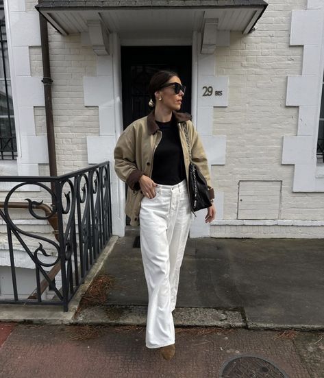 Barn Jacket Outfits 2024, Barn Jacket Outfits, Woman Confidence, Cropped Jacket Outfit, Classical Beauty, Fall And Winter Fashion, Winter Styling, Jacket Outfit Women, Barn Jacket