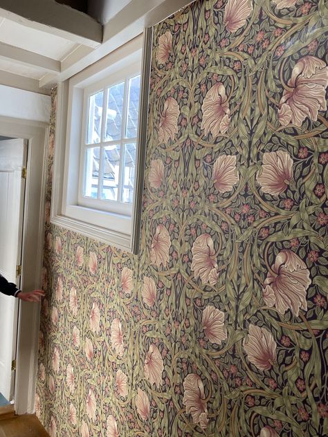 William Morris Tapet, William Morris Pimpernel, Morris Wallpapers, Wallpaper Ceiling, Wallpaper Trends, Art Nouveau Design, Dining Room Inspiration, Room Wallpaper, Window Seat