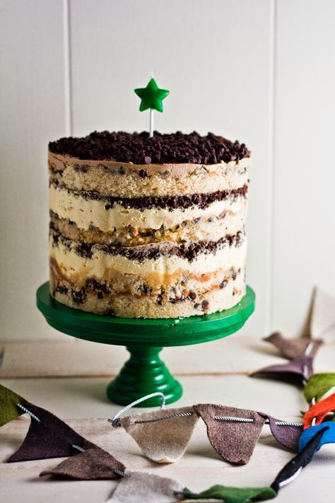 Coffee Frosting Recipe, Milk Bar Recipes, Chocolate Chip Cake Recipe, Momofuku Milk Bar, Chocolate Crumbs, Chocolate Chip Cake, Naked Cakes, Gateaux Cake, Milk Bar