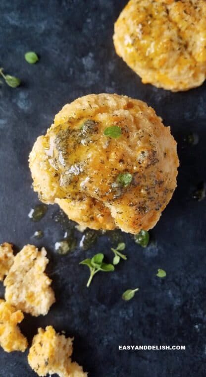 Quick and easy country-style low carb biscuits made from almond flour. These are puffy, cheesy, and so delicious... A recipe adapted from the famous Red Lobster biscuits, except these are gluten-free, and keto! The perfect side for your Thanksgiving!  #tahnksgiving #side #biscuits #lowcarb #keto #glutenfree #almondflour #vegetarian #countrybiscuits #bread #healthy #easyrecipe #quickrecipe #redlobster Low Carb Biscuits, Copycat Red Lobster, Country Biscuits, Lobster Biscuits, Red Lobster Biscuits, Bread Healthy, Low Carb Biscuit, Low Fat Low Carb, Low Carb Low Fat Recipes