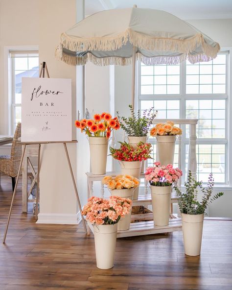 25 Beautiful And Creative DIY Flower Bar Ideas You Need To Try Rose Display Ideas, Diy Flower Bar Sign, Flower Shop Birthday Theme, Diy Floral Bar, Flower Cart Bridal Shower Ideas, Flower Bar Stand, Bridal Shower Tea Party Theme Decorations, Diy Bloom Bar, Wedding Flower Bar