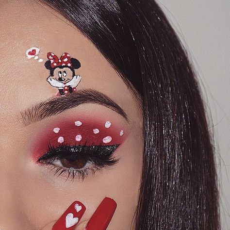 Minnie Mouse (Make-Up by NasiaBelli @Instagram) #Disney Minnie Mouse Eyeshadow, Cartoon Character Makeup Looks, Minnie Mouse Makeup Ideas, Minnie Mouse Face Painting, Minnie Mouse Makeup, Makeup Cartoon, Mouse Makeup, Disney Eye Makeup, Disney Character Makeup