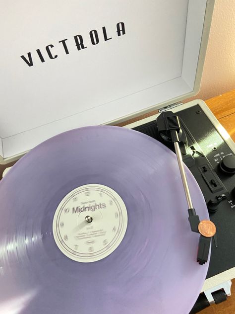 Gramaphone Wallpapers, Purple Record Player, Vinyl Records On Wall, Record On Wall, Swiftie Bedroom, Vinyl Setup, Taylor Vinyl, Lp Player, Vinyl Room