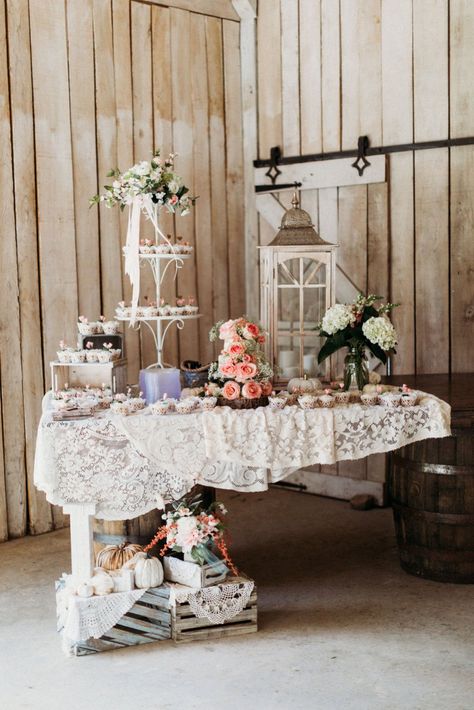 Chic Party Ideas, Shabby Chic Wedding Table, Shabby Chic Decorating, Shabby Chic Wedding Decor, Shabby Chic Birthday, Chic Living Room Decor, Shabby Chic Party, Shabby Chic Decor Bedroom, Estilo Shabby Chic