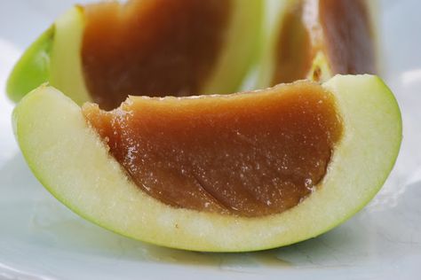 My story in recipes: Caramel Apple Bites Inside Out Caramel Apples, Carmel Desserts, Caramel Apple Bites, Caramel Apple Slices, Apple Slice Recipe, Apple Bites, Toffee Apples, Apple Bite, Fall Snacks