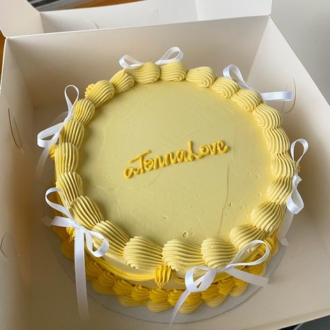 💛 Obsessed with this yellow custom cake! 8” mini is such a great size for a classic celebration cake 🌼🌙🌟 Yellow Korean Cake, Cake Designs Yellow, Yellow Smash Cake, Yellow Vintage Cake, Light Yellow Cake, Yellow Cake Design, Yellow And White Cake, Vintage Baby Shower Cake, Lemon Birthday Cake