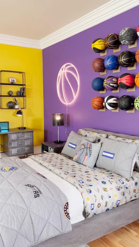 Bedsitter Arrangement Ideas, Boys Basketball Bedroom, Basketball Themed Bedroom, Basketball Theme Room, Basketball Room Decor, Basketball Bedroom, Sneakerhead Room, Basketball Room