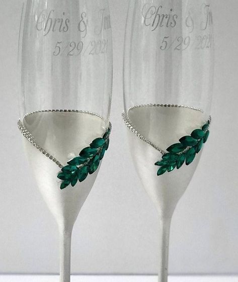 Glass decor ideas Green Wedding Glasses, Emerald And Champagne Wedding, Wedding Champagne Glasses Diy, Green Champagne Glasses, Emerald Wedding Decor, Wedding Glasses Diy, Fancy Wine Glasses, Teal Blue Weddings, Glass Decor Ideas