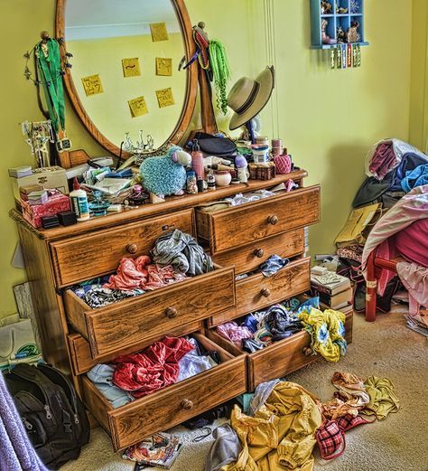 How to Clean a Messy Room Quickly To Do App, Cluttered Bedroom, Messy Bedroom, Cleaning Kids Room, Room Organization Bedroom, Cleaning My Room, Konmari Method, Kids Cleaning, Messy Room