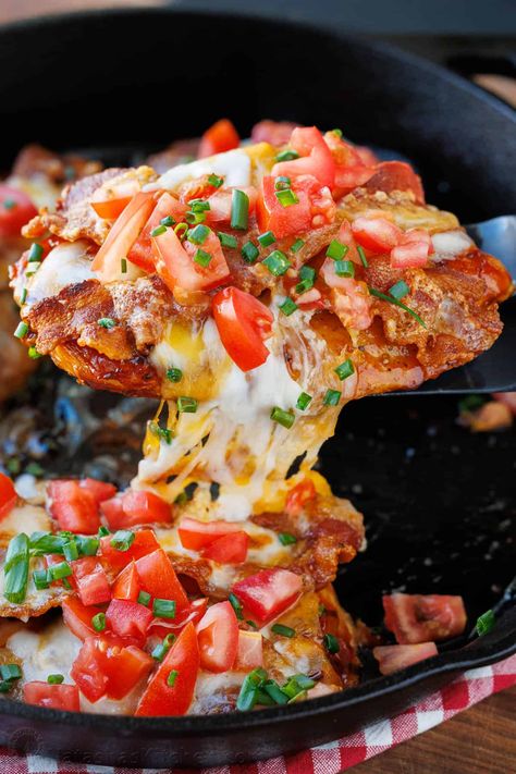 Our Chili's copycat Monterey Chicken recipe brings the grilled chicken, tangy BBQ, smoky bacon, and gooey cheese restaurant favorite home to your kitchen. Monterey Chicken Natashas Kitchen, Monterey Jack Chicken, Tray Meals, Chickpea Gyros, Natashas Kitchen, Chicken Seasoning Recipes, Turkey Meals, Cheese Restaurant, Copy Cat Recipe