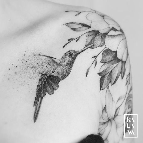 KALAWA tattooer on Instagram: “Upper arm with #exoticflowers composition and #hummingbird. Thx a lot Fanny⠀⠀⠀ ✖️Follow my studio @karbone.studio ✖️⠀⠀⠀⠀ ⠀⠀⠀⠀ *******⠀⠀⠀…” Hummingbird Tattoo Black, Hummingbird Flower Tattoos, Negative Tattoo, Bird And Flower Tattoo, White Hummingbird, Tattoo Black And White, Cool Shoulder Tattoos, Vegan Tattoo, Hummingbird Tattoo