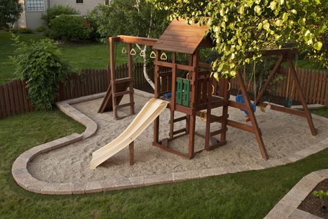 Grillige vorm als omkadering van de speelruimte maar dan niet met zand wel met rubbertegels of snippers! Playset Landscaping, Shed Inspiration, Playground Landscaping, Backyard Playset, Play Area Backyard, Sand Pit, Diy Playground, Wooden Swing, Playground Design