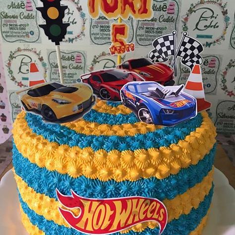 bolo hot wheels chantininho #bolohotwheels #hotwheels #bolodecarro Pastel Hot Wheels, Wheels Cake, Bolo Hot Wheels, Hot Wheels Cake, Wheel Cake, Hotwheels Birthday Party, Hot Wheels Birthday, Hot Weels, Birthday Cake