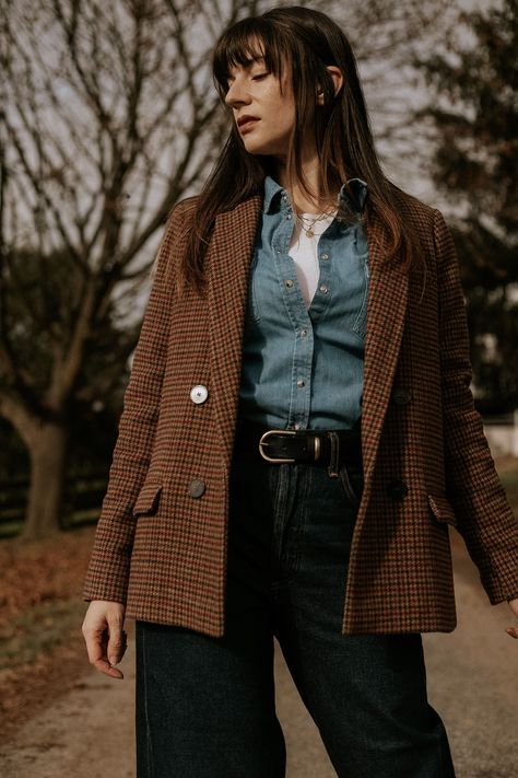 Sezane Servanne denim shirt with Christie Jacket. Double Denim Outfit Sezane Christie Jacket, Cropped Jacket Outfit Casual, Cropped Denim Jacket Outfit, Brown Blazer Outfit, Cropped Jacket Outfit, Dark Denim Pants, Biker Jacket Outfit, Double Denim Outfit, Tomboy Shirts