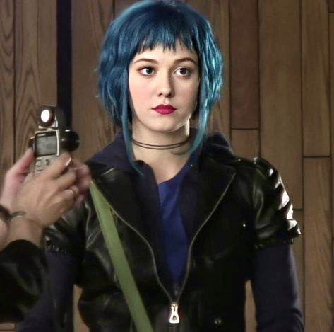 Blue Hair Ramona Flowers, Blue Hair Movie Characters, Ramona Flowers Haircut Long, Ramona Flowers Rollerblades, Romona Flowers Hairstyle, Ramona Flowers Live Action, Ramona Flowers Movie, Ramona Flowers Blue Hair, Romana Flowers Scott Pilgrim