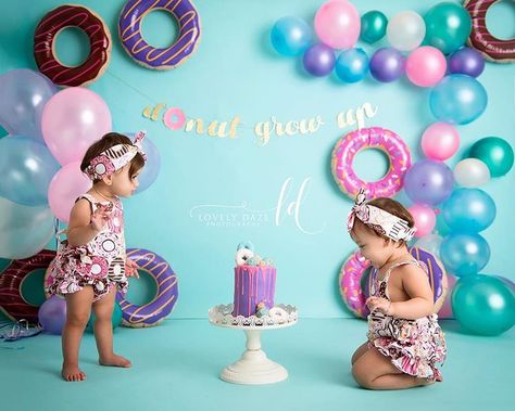 😍 a new fave ! How adorable are Samahdi and Ariabella in the Donut grow up themed cake smash Cake : @lalascupcakesnj banner:… Baby Birthday Photoshoot Ideas, First Bday Cake Smash, Up Themed Cake, First Bday Photoshoot, First Bday Cake, Sweet One Birthday Party, Everly Rose, Half Way To One, Donuts Birthday