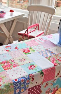 Helen Philipps: Happy Making Quilting Flowers, Patchwork Tablecloth, Traditional Patchwork, Girls Bedding, Basic Quilt, Pretty Quilt, Quilted Table, Scrappy Quilts, Quilting Tips